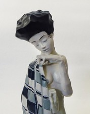 E. Schiele "Gerti in kariertem