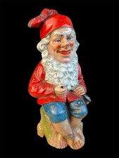 Antiker Gartenzwerg Sitzt Auf