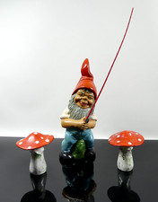 alter Gartenzwerg mit Angel