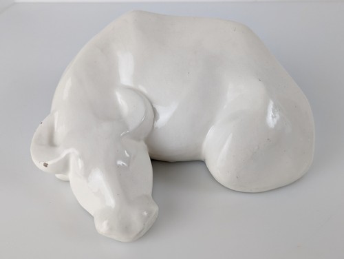 Tierskulptur ruhender