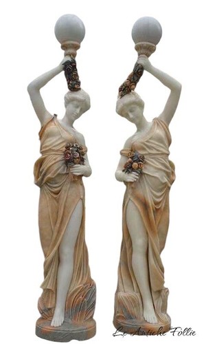 Paar marmorstatuen mit - marmorstatuen, lampen